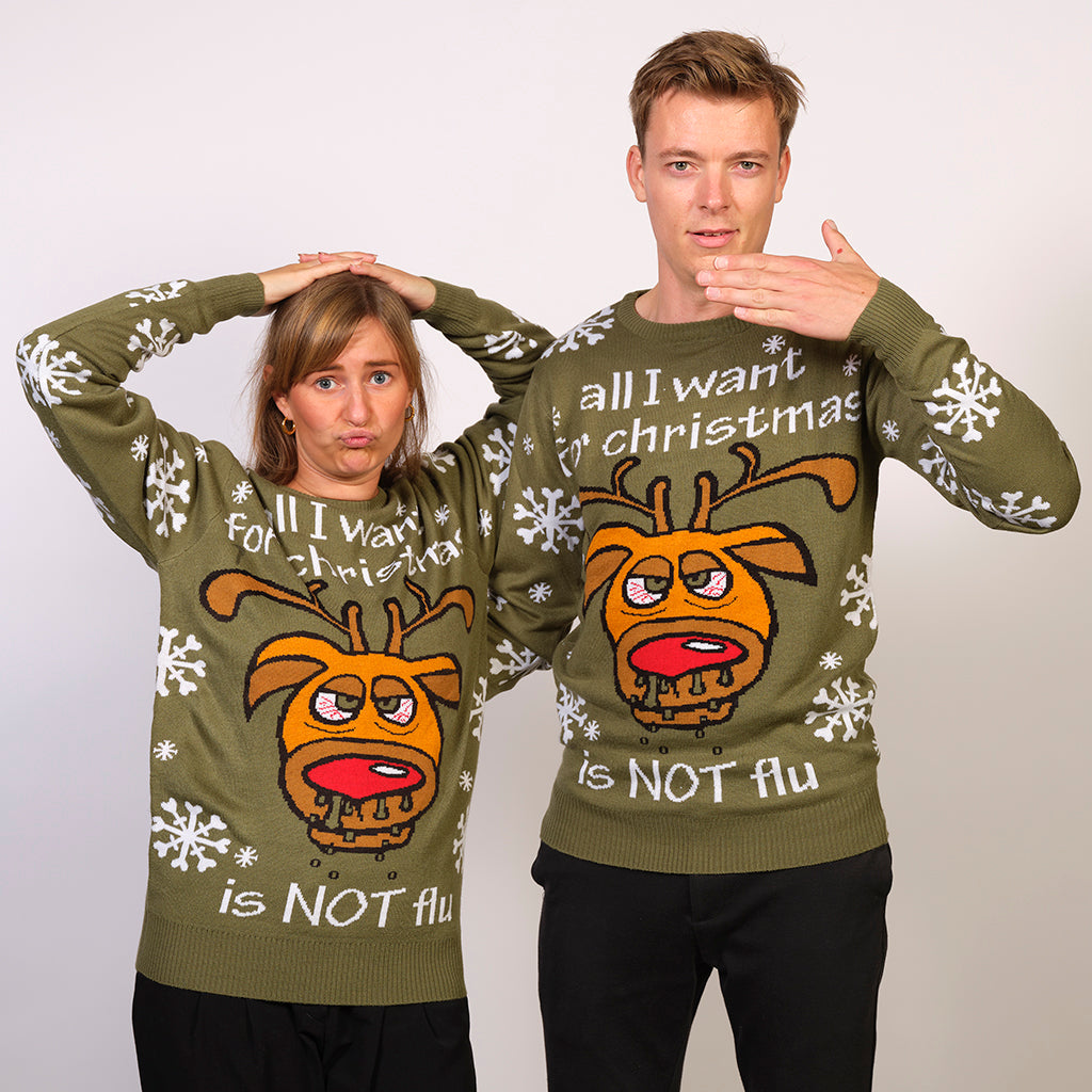 En dame og en mand iført grå-grønne julesweatre.